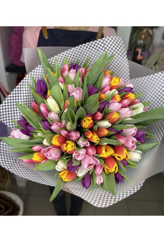 Букет "Весеннее настроение" из 101 тюльпана  Тюльпаны Бесплатная доставка цветов и букетов в Самаре.