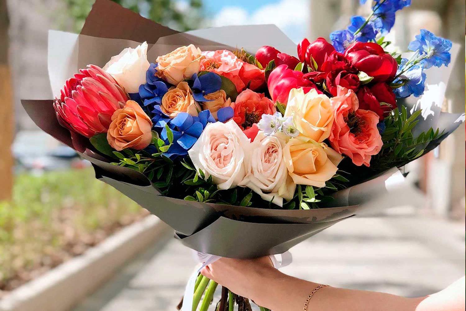 Заказать подарок цветы. Красивый букет. Шикарный букет цветов. Потрясающие букеты. Популярные букеты цветов.