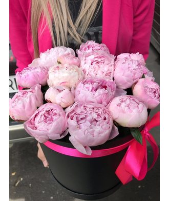 15 розовых пионов в коробке