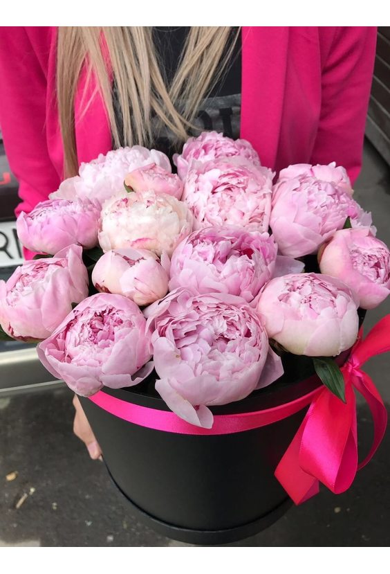 15 розовых пионов в коробке  Цветы в коробках - Бесплатная доставка цветов и букетов в Самаре. Заказ цветов онлайн, любой способ оплаты