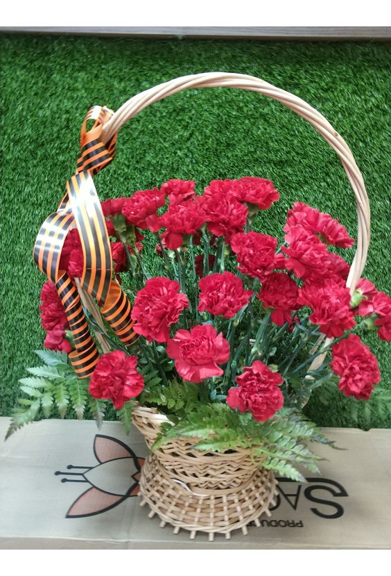 Корзина "Победа" 30 гвоздик  ЦВЕТЫ - Бесплатная доставка цветов и букетов в Самаре. Заказ цветов онлайн, любой способ оплаты