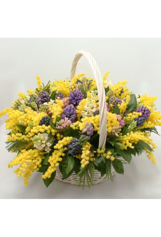 Корзина «Гиацинты и мимоза»   - Бесплатная доставка цветов и букетов в Самаре. Заказ цветов онлайн, любой способ оплаты