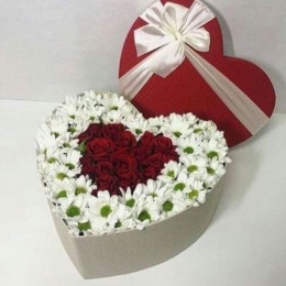 Коробка "Сердце розы и хризантемы" 