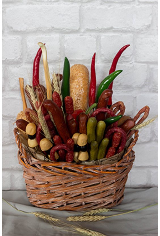 Мужская корзина с колбасой №1  Букеты - Бесплатная доставка цветов и букетов в Самаре. Заказ цветов онлайн, любой способ оплаты