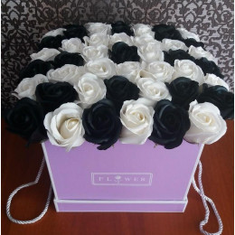 35 чёрных и белых роз в коробке