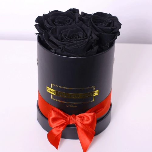 3 чёрные розы в коробке