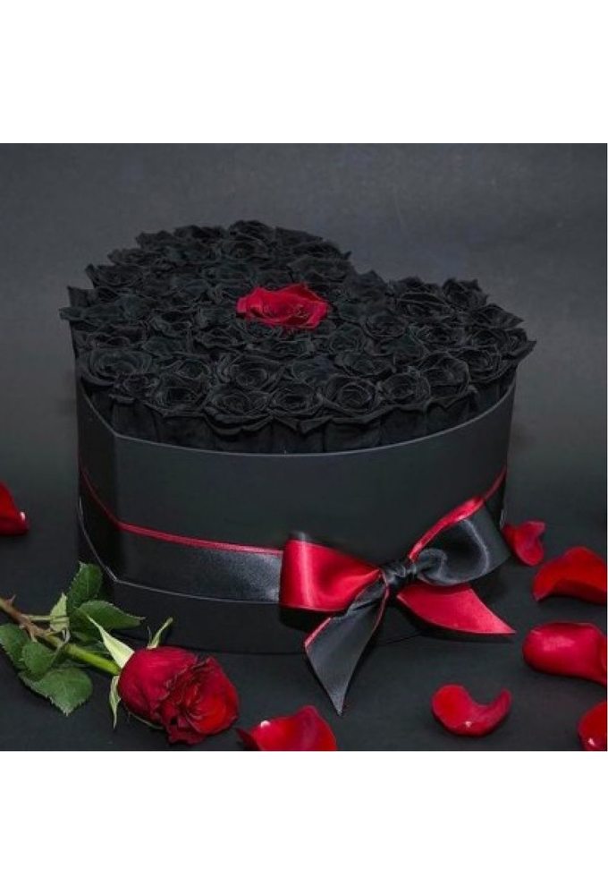 Подарок черного цвета. Черные розы в коробке. Букет в черной шляпной коробке. Черные розы букет в коробке.