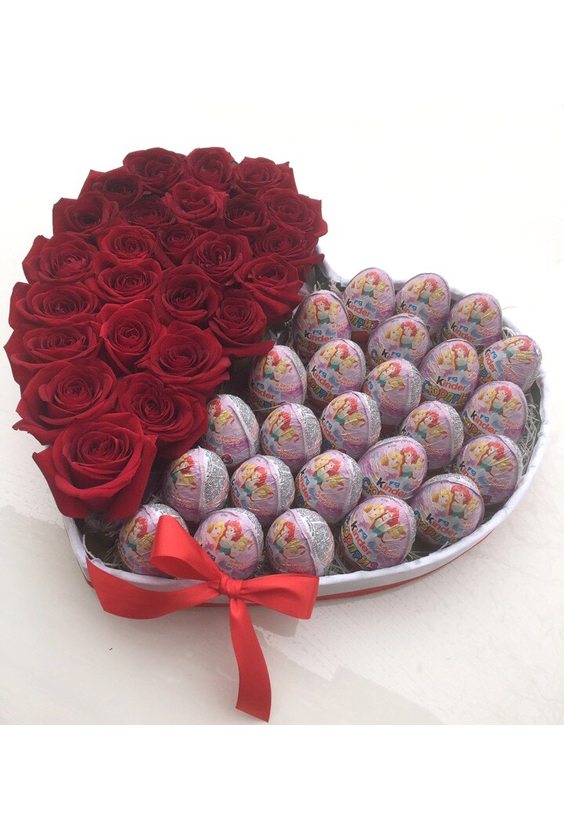 Сердце с киндерами и розами  Цветы в коробках - Бесплатная доставка цветов и букетов в Самаре. Заказ цветов онлайн, любой способ оплаты