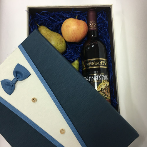 Коробка с вином и фруктами