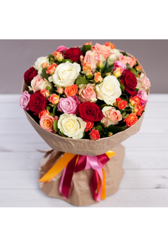 Букет с розами «Переливы красок»  8 марта - Бесплатная доставка цветов и букетов в Самаре. Заказ цветов онлайн, любой способ оплаты
