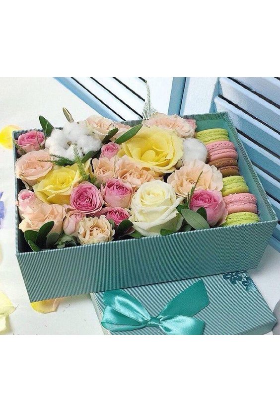 Коробочка с Пироженками   - Бесплатная доставка цветов и букетов в Самаре. Заказ цветов онлайн, любой способ оплаты
