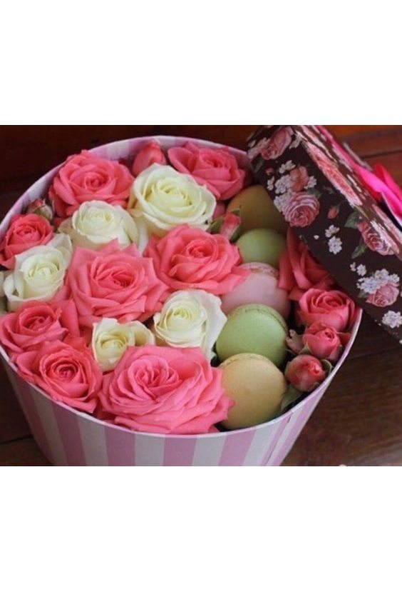 Коробочка с пирожными Макаронс  Цветы в коробках - Бесплатная доставка цветов и букетов в Самаре. Заказ цветов онлайн, любой способ оплаты