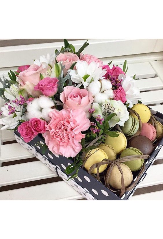 Коробочка с Макаронс и хлопком  Цветы в коробках - Бесплатная доставка цветов и букетов в Самаре. Заказ цветов онлайн, любой способ оплаты