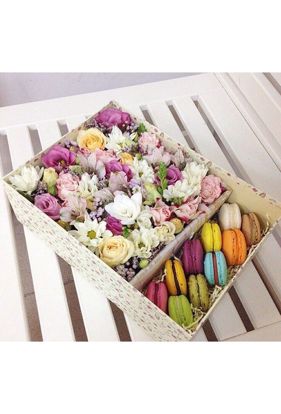 Коробочка с Макаронс и цветами 2  Цветы в коробках - Бесплатная доставка цветов и букетов в Самаре. Заказ цветов онлайн, любой способ оплаты