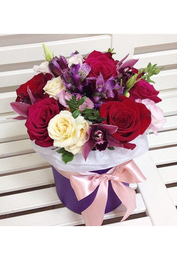 Коробочка с цветами размер M  Цветы в коробках - Бесплатная доставка цветов и букетов в Самаре. Заказ цветов онлайн, любой способ оплаты