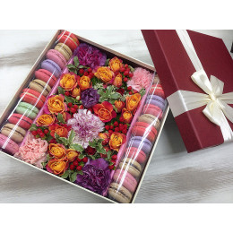 Коробочка с цветами и сладостями размер L