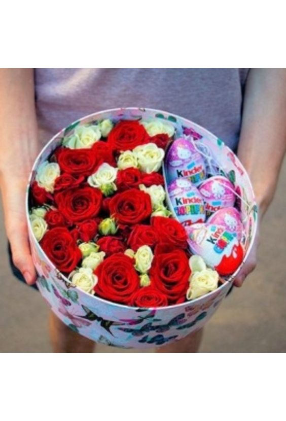 Коробка с цветами и "Киндерами"  Букеты из конфет - Бесплатная доставка цветов и букетов в Самаре. Заказ цветов онлайн, любой способ оплаты